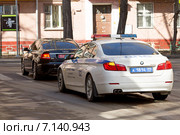 Автомобиль дипломата в сопровождении ДПС со спецсигналами. Москва (2015 год). Редакционное фото, фотограф Photojuli / Фотобанк Лори