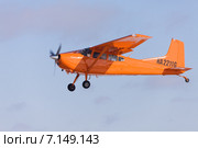 Самолет  Cessna-185 skywagon ("Сессна") в полете (2015 год). Редакционное фото, фотограф Владимир Мельников / Фотобанк Лори
