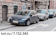 Неправильная парковка автомобилей на пешеходном тротуаре. Редакционное фото, фотограф Vladimir Sviridenko / Фотобанк Лори