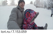 Отец с дочерью съезжают с зимней горки на ватрушке, подпрыгивают на трамплине и падают. Стоковое видео, видеограф Кекяляйнен Андрей / Фотобанк Лори