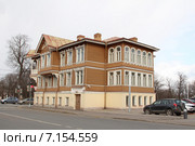 Петергоф,Санкт-Петербургский пр., 40, один из двух домов, входящих в состав Усадьбы Хрущева (2015 год). Редакционное фото, фотограф Цветкова Елена / Фотобанк Лори