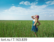 Красивая девушка стоит на поле летом. Стоковое фото, фотограф Александр Fanfo / Фотобанк Лори