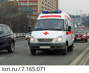 Машина "Скорой помощи" в автомобильной потоке на Третьем транспортном кольце (2015 год). Редакционное фото, фотограф Александр Замараев / Фотобанк Лори