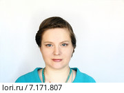 Портрет молодой привлекательной женщины на светлом фоне. Стоковое фото, фотограф Наталья Федорова / Фотобанк Лори