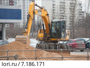 Экскаватор проводит земляные работы на городской улице (2015 год). Редакционное фото, фотограф Сайганов Александр / Фотобанк Лори