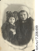 Две сестры. Две девочки в зимней одежде, 1949. Редакционное фото, фотограф Ирина Терентьева / Фотобанк Лори