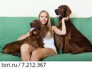 Girl with two Irish setters at home. Стоковое фото, фотограф Яков Филимонов / Фотобанк Лори