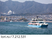 Паром компании Miyajima Matsudai Kisen идет на остров Ицукусима из города Мияджимагучи. Япония (2013 год). Редакционное фото, фотограф Кекяляйнен Андрей / Фотобанк Лори