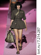 NEW YORK, NY - SEPTEMBER 11: Model Amanda Murphy walk the runway at Marc Jacobs during Mercedes-Benz Fashion Week Spring 2015 at Seventh Regiment Armory on September 11, 2014 in NYC. Редакционное фото, фотограф Anton Oparin / Фотобанк Лори