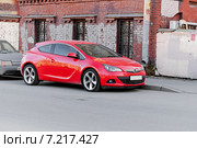 Легковой автомобиль красного цвета "OPEL" (Германия) Редакционное фото, фотограф Vladimir Sviridenko / Фотобанк Лори