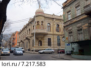 Двухэтажный жилой дом в псевдо-мавританском стиле на улице Ладо Асатиани, Тбилиси, Грузия (2015 год). Редакционное фото, фотограф Юлия Батурина / Фотобанк Лори
