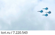 Истребители Су-27 истребители, выполняют групповой пилотаж на авиашоу (2013 год). Редакционное видео, видеограф Игорь Жоров / Фотобанк Лори