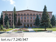 Здание администрации города  и площадь украшенная елями . Кировакан ( Ванадзор). Армения (2014 год). Стоковое фото, фотограф Emelinna / Фотобанк Лори