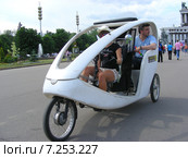 Велорикша на ВВЦ (ВДНХ) в Москве (2009 год). Редакционное фото, фотограф lana1501 / Фотобанк Лори
