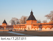 Город Тула. Вид на проходную и угловую башни Тульского кремля освещённые лучами закатного солнца (2015 год). Редакционное фото, фотограф Игорь Низов / Фотобанк Лори