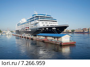 Круизный пятизвездочный лайнер Azamara Journey у Английской пристани летним утром. Санкт-Петербург (2014 год). Редакционное фото, фотограф Виктор Карасев / Фотобанк Лори