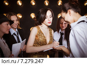 Суперзвезда в толпе поклонников дает автограф. Стоковое фото, фотограф Дарья Петренко / Фотобанк Лори