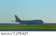 Грузовой Boeing 747 прибывает в аэропорт Толмачёво. Новосибирск. Россия (2013 год). Редакционное видео, видеограф Игорь Жоров / Фотобанк Лори