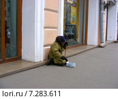 Нищая старушка на улице просит милостыню, Москва (2009 год). Редакционное фото, фотограф lana1501 / Фотобанк Лори