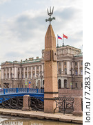 Водомерный столб на набережной реки Мойки у Синего моста, Санкт-Петербург (2015 год). Редакционное фото, фотограф Владимир Сергеев / Фотобанк Лори
