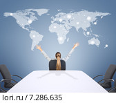 Счастливая деловая женщина сидит в офисном кресле и смотрит на карту мира. Стоковое фото, фотограф Кирилл Черезов / Фотобанк Лори