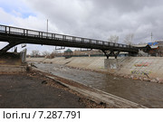 Пешеходный мост через реку Кача весной, Красноярск (2015 год). Стоковое фото, фотограф Алексей Гусев / Фотобанк Лори