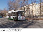 Электробус большого класса с ультрабыстрой зарядкой КАМАЗ на Покровском бульваре. Парад трамваев 11 апреля 2015 в Москве. Редакционное фото, фотограф Горшков Игорь / Фотобанк Лори