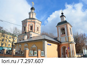 Храм Святой Живоначальной Троицы в Хохлах, Москва, 1610 год постройки (2015 год). Редакционное фото, фотограф Овчинникова Ирина / Фотобанк Лори