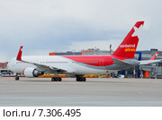 Boeing 767-300ER (VP-BOQ)  авиакомпании "Северный ветер" на стоянке в аэропорту Шереметьево (2015 год). Редакционное фото, фотограф Виктор Карасев / Фотобанк Лори