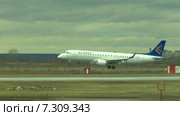 Embraer 190 авиакомпании Air Astana приземляется в аэропорте Толмачёво. Новосибирск. Россия (2015 год). Редакционное видео, видеограф Игорь Жоров / Фотобанк Лори