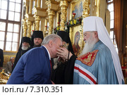 Генеральный директор предприятия «Софрино» Евгений Алексеевич Пархаев принимает поздравления от митрополита Крутицкого и Коломенского Ювеналия (2015 год). Редакционное фото, фотограф Дмитрий Неумоин / Фотобанк Лори
