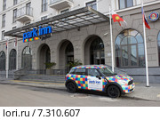 Фирменный автомобиль около отеля Park Inn by Radisson, Сочи (2015 год). Редакционное фото, фотограф Юлия Ухина / Фотобанк Лори