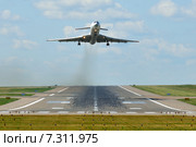 Ту-154М (бортовой RA-85789) авиакомпании UTair (ЮТэйр) вылетает из Внукова (2011 год). Редакционное фото, фотограф Alexei Tavix / Фотобанк Лори