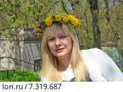 Молодая блондинка в венке из одуванчиков. Стоковое фото, фотограф Галина  Горбунова / Фотобанк Лори