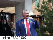Генеральный директор предприятия «Софрино» Евгений Алексеевич Пархаев принимает официальные поздравления (2015 год). Редакционное фото, фотограф Дмитрий Неумоин / Фотобанк Лори