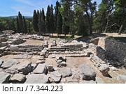 Minoan palace at Knossos on Greek Mediterranean island of Crete partially reconstructed by English archaeologist Arthur Evans. Стоковое фото, агентство BE&W Photo / Фотобанк Лори