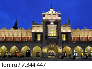 Cloth Hall (Sukiennice) on Main Market Square Cracow, PolandPoland, Cracow, Main Market Square, Sukiennice (Cloth Hall) at Dusk. Стоковое фото, агентство BE&W Photo / Фотобанк Лори