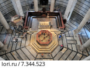 Interior of the Baptistry with the marble pulpit carved by Nicola Pisano, Pisa, Tuscany, Italy. Стоковое фото, агентство BE&W Photo / Фотобанк Лори
