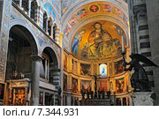 Interior view of the Cathedral of Pisa. Piazza dei miracoli, Pisa, Italy. Стоковое фото, агентство BE&W Photo / Фотобанк Лори