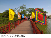 Vietnam, Hanoi, The Huc Bridge, Hoan Kiem Lake in the historical center of Hanoi, the capital city of Vietnam. Редакционное фото, агентство BE&W Photo / Фотобанк Лори