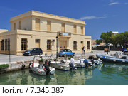 Fishing boats moored in Venetian harbour, Rethymnon, Crete, Greece. Редакционное фото, агентство BE&W Photo / Фотобанк Лори