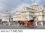 Horse drawn carriage in front of the Cathedral of Pisa, Campo dei Miracoli, Pisa, Tuscany, Italy. Редакционное фото, агентство BE&W Photo / Фотобанк Лори