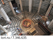 Interior of the Baptistry with the marble pulpit carved by Nicola Pisano, Pisa, Tuscany, Italy. Стоковое фото, агентство BE&W Photo / Фотобанк Лори