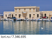 Fishing boats moored in Venetian harbour, Rethymnon, Crete, Greece. Редакционное фото, агентство BE&W Photo / Фотобанк Лори