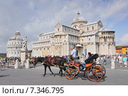 Horse drawn carriage in front of the Cathedral of Pisa, Campo dei Miracoli, Pisa, Tuscany, Italy. Редакционное фото, агентство BE&W Photo / Фотобанк Лори