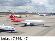 Самолеты авиакомпаний Orenair, Ikar и DHL в аэропорту шереметьево (2015 год). Редакционное фото, фотограф Александр Овчинников / Фотобанк Лори