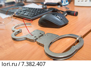 Свобода. Наручники открытые скрепкой лежат на столе офисного служащего. Стоковое фото, фотограф Pukhov K / Фотобанк Лори