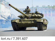 Танк Т-90 крупным планом. Репетиция парада в честь Дня Победы в Санкт-Петербурге (2015 год). Редакционное фото, фотограф Виктор Карасев / Фотобанк Лори