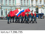 Знаменная группа со знаменем Победы и российским флагом в торжественном марше. Репетиция парада в честь Дня Победы (2015 год). Редакционное фото, фотограф Виктор Карасев / Фотобанк Лори