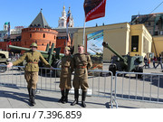 Военные в форме бойцов Красной армии времен Великой Отечественной войны на выставке «Оружие Победы», Москва, площадь Революции (2015 год). Редакционное фото, фотограф Алексей Гусев / Фотобанк Лори